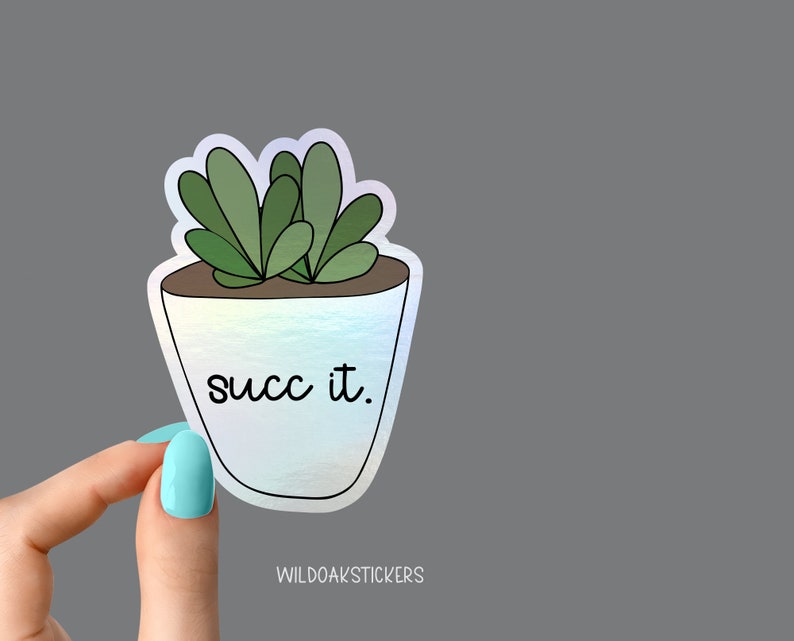 Peut inclure: Un autocollant holographique repr&eacute;sentant une plante succulente verte dans un pot blanc avec le texte "succ it."