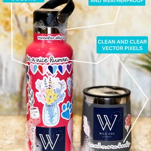 K&ouml;nnte beinhalten: Eine rosafarbene Edelstahl-Wasserflasche mit schwarzem Deckel und Griff. Die Flasche ist mit bunten Aufklebern bedeckt, darunter ein Blumenmuster, Herzen und der Text "remember why" und "be a nice human". Die Flasche steht in einem wei&szlig;en Schaumstoffbad. Die Flasche hat ein Logo mit der Aufschrift "Wild Oak Stickers".