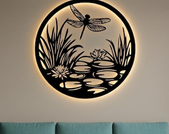 Libelle über Seerose Metallschild mit LED | Leuchtende Teich Silhouette Wandkunst | Zen Natur Lotus Dekor | Gemütlicher Raumakzent