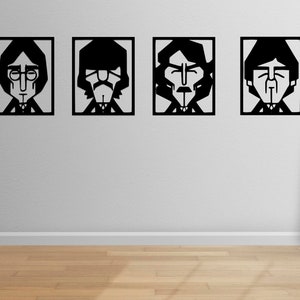 Könnte beinhalten: Vier schwarz gerahmte Wandkunstwerke mit stilisierten Porträts der Beatles. Jedes Porträt ist ein minimalistisches, geometrisches Design. Das Kunstwerk ist an einer weißen Wand über einem Holzboden angebracht, mit einem grauen Vorhang auf der rechten Seite.