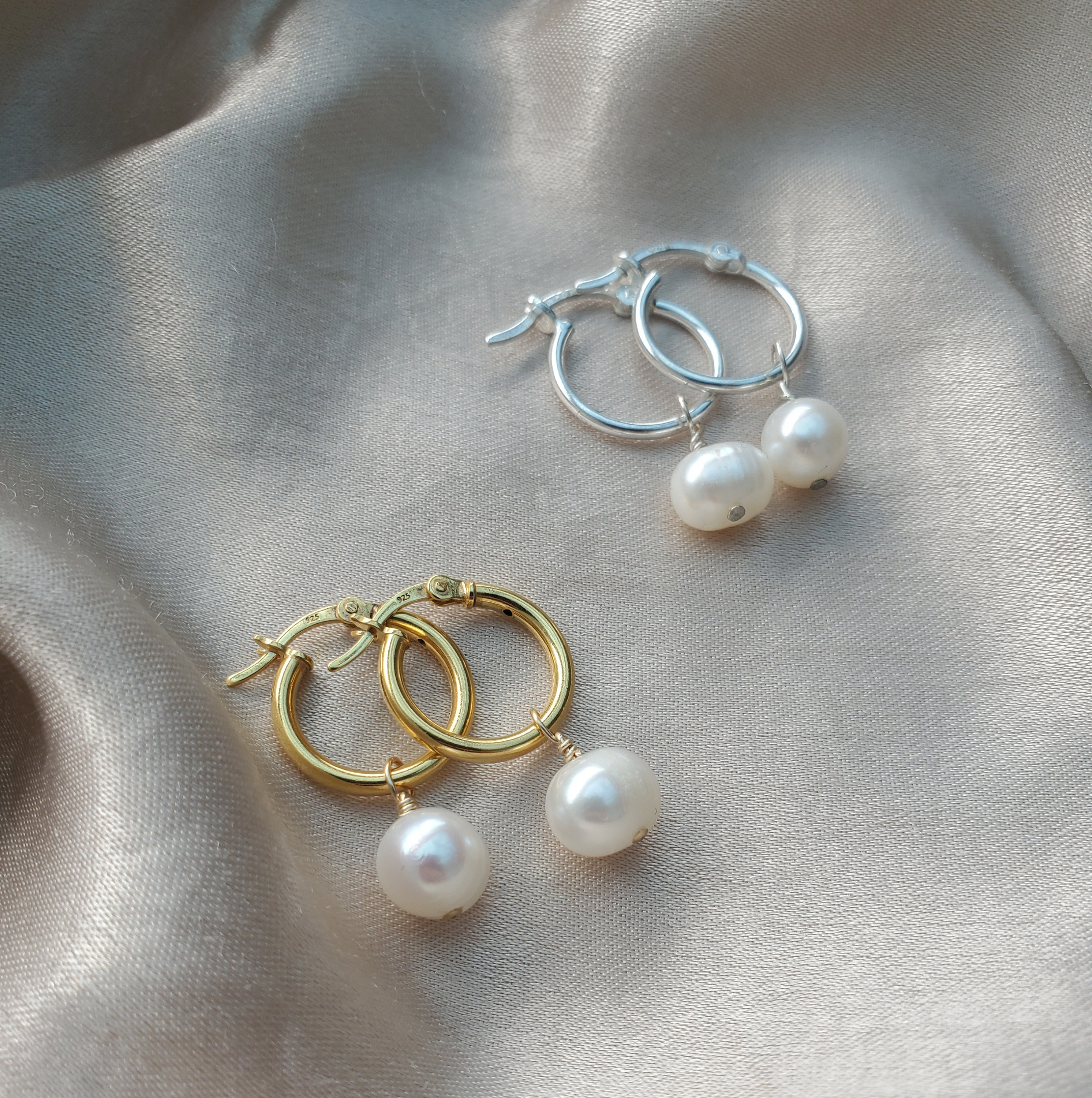 Orecchini Minimalisti Con Zirconi Bianchi Orecchini Cerchietti (huggie) In Argento Sterling 925 Con Zirconi - Chiusura A Vite, Regalo Elegante Per Lei Orecchini Argento 925 Cerchietti