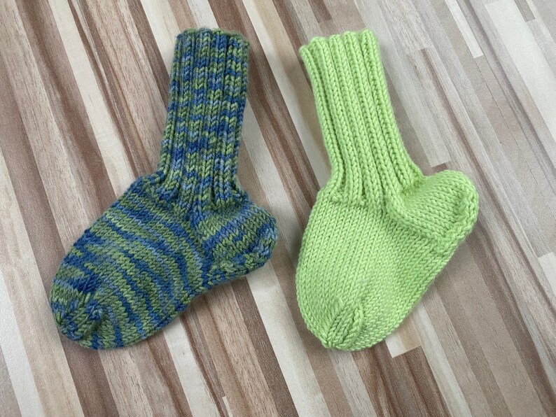 Handgestrickte Babysocken / Socken / Baby / Babyshower / Babykleidung Pistazie