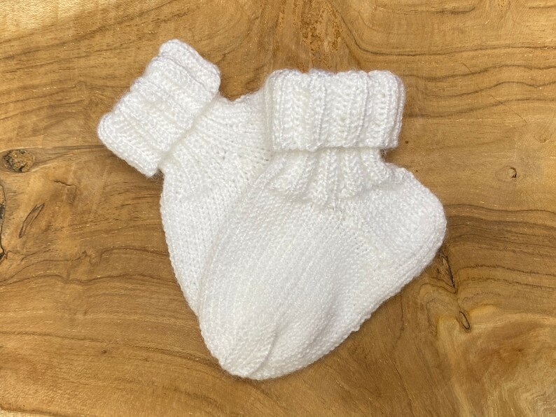 Handgestrickte Babysocken / Socken / Baby / Babyshower / Babykleidung Weiß