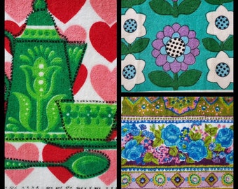 Pode incluir: Três toalhas de cozinha diferentes com padrões coloridos. A primeira toalha tem um desenho de bule e xícara verde com corações vermelhos em um fundo branco. A segunda toalha tem um desenho floral verde, roxo e branco em um fundo turquesa. A terceira toalha tem um desenho floral com flores rosa, azuis e verdes em um fundo branco.