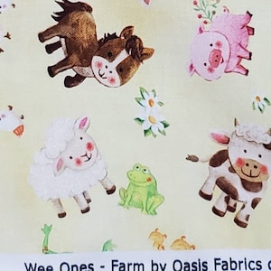 Puede incluir: Una tela amarilla con un patr&oacute;n repetido de animales de granja, incluyendo un caballo, una vaca, un cerdo, una oveja y una rana. La tela tiene el texto "Wee Ones - Farm by Oasis Fabrics" en la parte inferior.