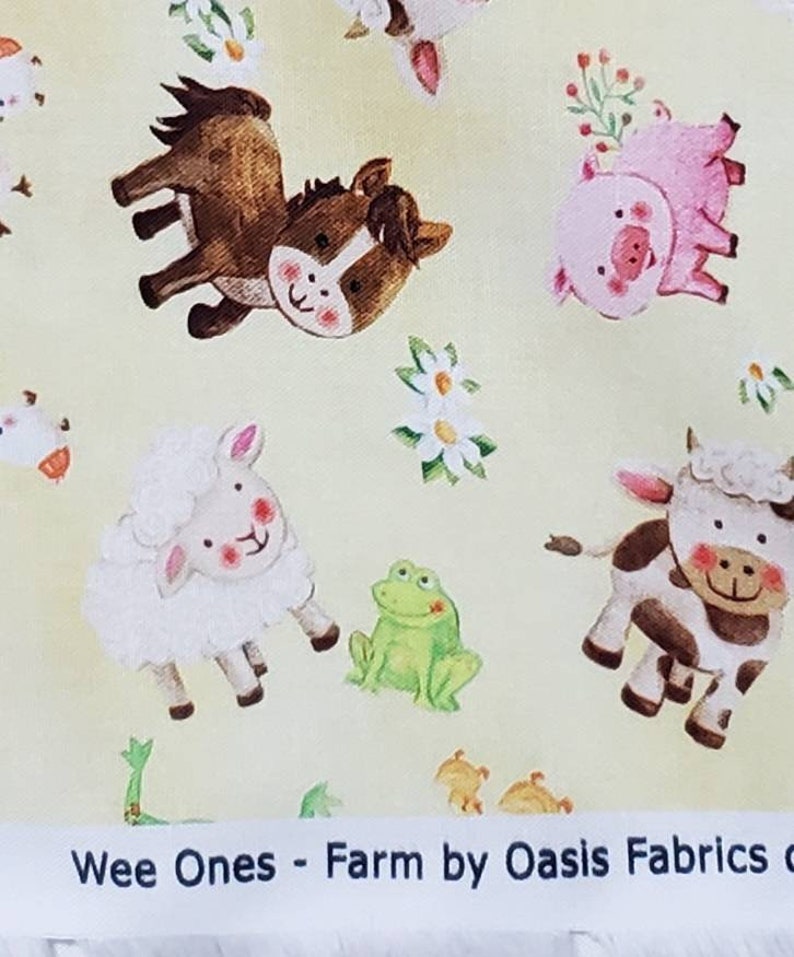 Puede incluir: Una tela amarilla con un patr&oacute;n repetido de animales de granja, incluyendo un caballo, una vaca, un cerdo, una oveja y una rana. La tela tiene el texto "Wee Ones - Farm by Oasis Fabrics" en la parte inferior.