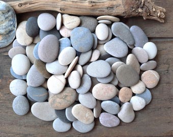 Lotto di 100 ciottoli, pietre da spiaggia autentiche piatte e colorate, dimensioni da medie a piccole, materiale per artigianato, arte con ciottoli, decorazioni da spiaggia