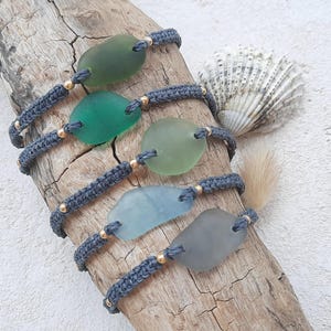 Bracelet en verre de mer : perles d&#39;or, cordon en macramé bleu pétrole, bijoux côtiers