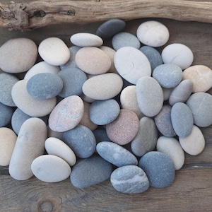 Lote de 50 guijarros gruesos, piedras de playa auténticas y coloridas, de 2 a 3 cm, tamaño mediano a pequeño, material para manualidades, arte con guijarros, decoración de playa