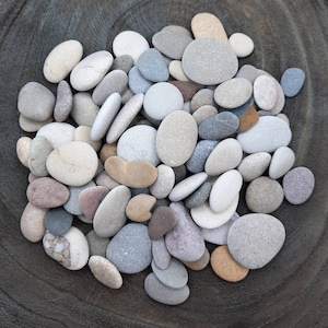 Lotto di 100 ciottoli, pietre da spiaggia autentiche piatte e colorate, dimensioni da medie a piccole, materiale per artigianato, arte con ciottoli, decorazioni da spiaggia