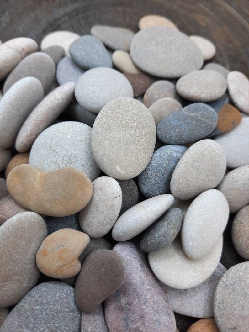 Bulk van 100 kiezelstenen, platte en kleurrijke echte strandstenen, middelgroot tot klein formaat, ambachtelijke levering, kiezelkunst, stranddecor afbeelding 4