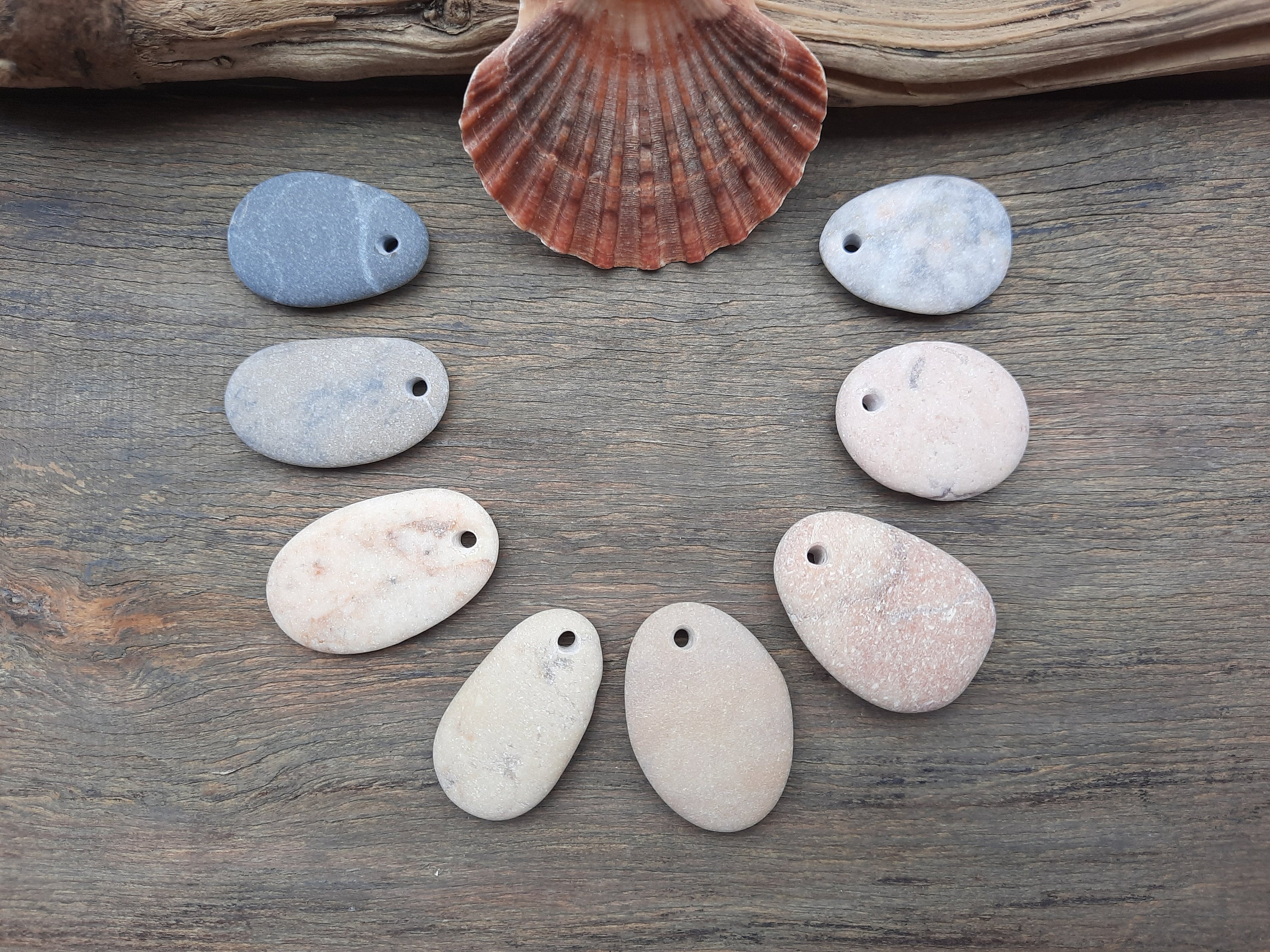 Ciottoli da spiaggia forati, ciondoli in pietra naturale, rocce forate per la creazione di gioielli, forniture per la creazione di collane, progetti di artigianato e decorazione