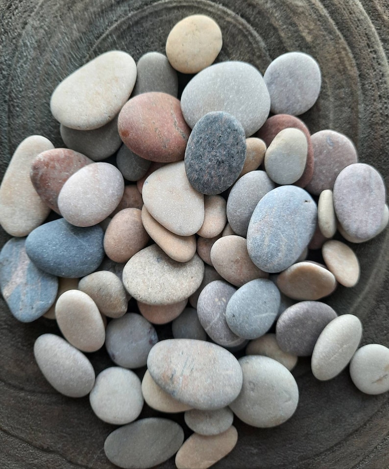 Bulk van 100 kiezelstenen, platte en kleurrijke echte strandstenen, middelgroot tot klein formaat, ambachtelijke levering, kiezelkunst, stranddecor afbeelding 6