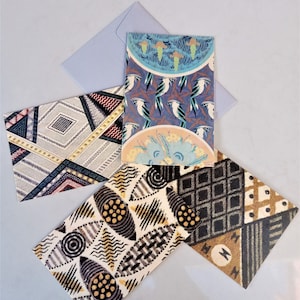 Conjunto de 4 postais de madeira e envelope. São ideais para exibir e também para enviar um bilhete para alguém especial.