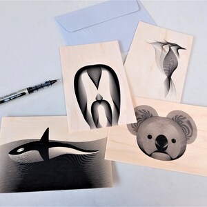 Set di 4 cartoline in legno e busta. Questi sono ideali per la visualizzazione e l'invio di una nota a quella persona speciale.