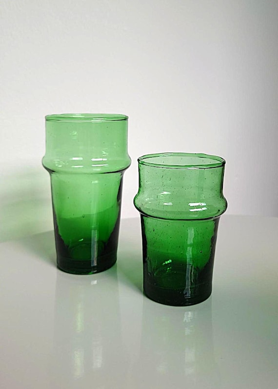 Mundgeblasene grüne Gläser aus 100% recyceltem Glas in Marrakesch (6,5x11,5 cm und 6x9,5 cm)