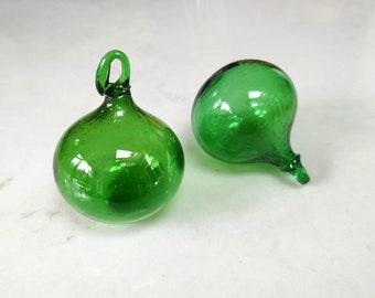 Medium (6cm) Green hand-blown glass bauble made from 100% recycled glass.