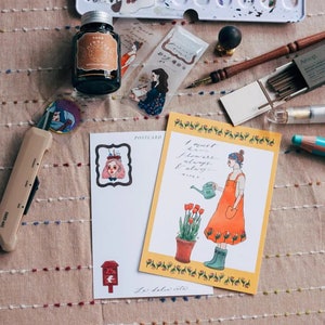 Cartão postal La Dolce Vita - Garden Girl | Cartão postal divertido, cartão de felicitações, presente de papelaria, cartão de aniversário, decoração de parede