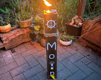 Holzpoller mit Öllampe „MOIN" geflammz, maritime Dekoration, Terrassendeko, Gartendekoration, Stele, Gartenfackel, Nordsee Deko, Geschenk