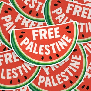 Op de afbeelding: Een verzameling stickers met een watermeloen schijf ontwerp. De stickers zijn rood met zwarte zaden, een groene schil en witte tekst die "FREE PALESTINE" luidt. De stickers zijn in een gelaagd patroon gerangschikt.