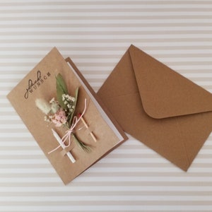 Geburtstagskarte mit Blumen, Kerze, Streichholz und Briefumschlag ,Kraftpapier