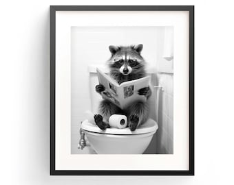 Op de afbeelding: Een zwart-witfoto van een wasbeer met een bril die op een toilet zit en een tijdschrift leest.