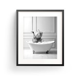 Pu&ograve; includere: Una fotografia in bianco e nero di un rinoceronte che fa il bagno in una vasca da bagno bianca. Il rinoceronte &egrave; seduto nella vasca con la testa inclinata all'indietro e la bocca aperta, come se stesse godendo dell'acqua. La vasca &egrave; circondata da piastrelle bianche e lo sfondo &egrave; una parete bianca.