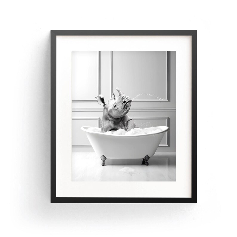Pu&ograve; includere: Una fotografia in bianco e nero di un rinoceronte che fa il bagno in una vasca da bagno bianca. Il rinoceronte &egrave; seduto nella vasca con la testa inclinata all'indietro e la bocca aperta, come se stesse godendo dell'acqua. La vasca &egrave; circondata da piastrelle bianche e lo sfondo &egrave; una parete bianca.