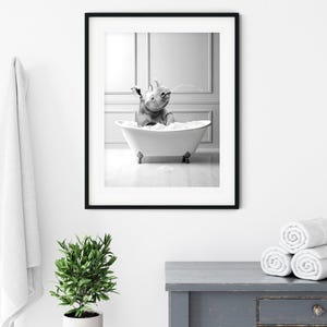 Pu&ograve; includere: Una fotografia in bianco e nero di un rinoceronte che fa il bagno in una vasca da bagno bianca. Il rinoceronte &egrave; seduto nella vasca con la testa inclinata all'indietro e la bocca aperta, come se stesse godendo dell'acqua. La vasca &egrave; circondata da bolle bianche.
