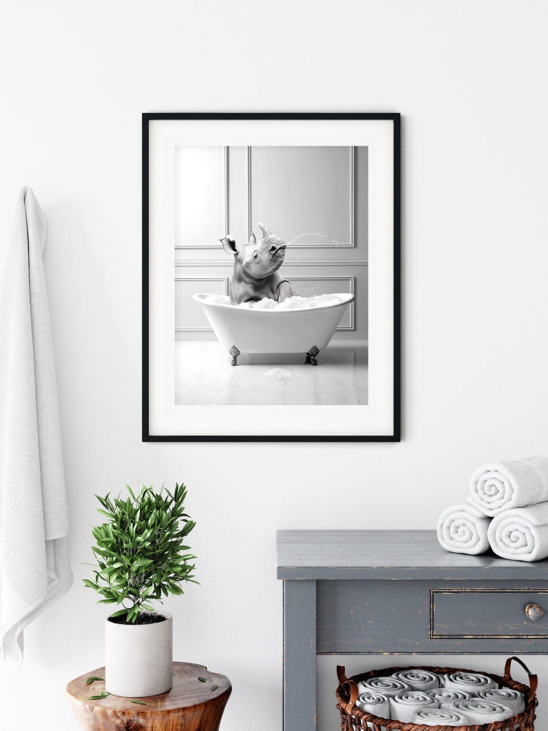 Pu&ograve; includere: Una fotografia in bianco e nero di un rinoceronte che fa il bagno in una vasca da bagno bianca. Il rinoceronte &egrave; seduto nella vasca con la testa inclinata all'indietro e la bocca aperta, come se stesse godendo dell'acqua. La vasca &egrave; circondata da bolle bianche.