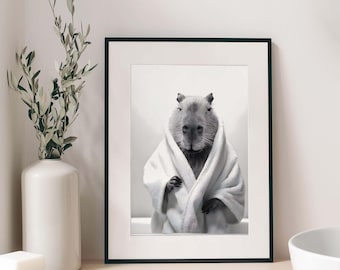 Lámina decorativa con diseño de capibara en bata de baño, divertida decoración de pared con animales para el baño (descarga digital).