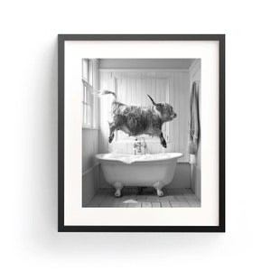 Stampa artistica da parete con mucca delle Highlands felice in vasca, stampa artistica da bagno con foto di mucca delle Highlands, download digitale, stampa in bianco e nero per decorazioni da bagno per bambini.