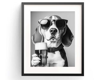 Könnte beinhalten: Ein Schwarzweißfoto eines Beagle-Hundes, der eine Sonnenbrille trägt und ein Glas Bier hält. Der Hund schaut direkt in die Kamera.