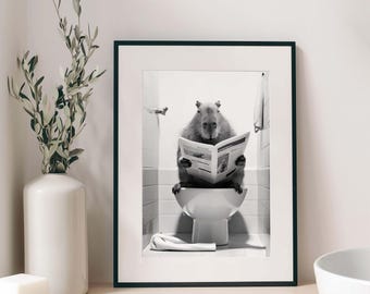 Lámina decorativa para baño con diseño de capibara leyendo el periódico (descarga digital)