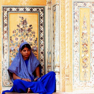 Candid photo - India, colorful woman