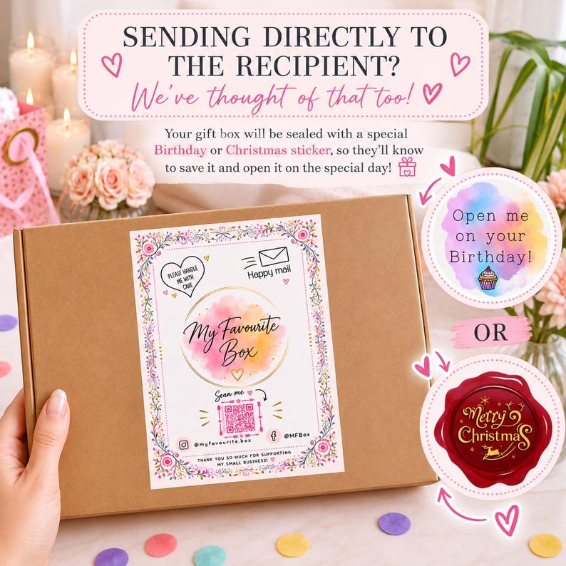 Pode incluir: Uma caixa de presente de papel&atilde;o marrom com um r&oacute;tulo retangular de bordas florais, um c&iacute;rculo de aquarela rosa, o texto My Favourite Box, um c&oacute;digo QR e &iacute;cones de redes sociais. Inclui adesivos circulares para anivers&aacute;rio ou Natal.