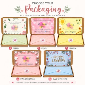 Pode incluir: Cinco caixas de papel&atilde;o abertas com tampas internas impressas personalizadas e papel de seda colorido. As op&ccedil;&otilde;es incluem temas verde, p&ecirc;ssego, amarelo, Natal rosa e Natal azul. Cada caixa possui um adesivo redondo escrito Open Me.