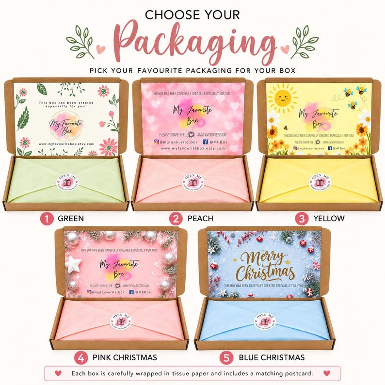 Pode incluir: Cinco caixas de papel&atilde;o abertas com tampas internas impressas personalizadas e papel de seda colorido. As op&ccedil;&otilde;es incluem temas verde, p&ecirc;ssego, amarelo, Natal rosa e Natal azul. Cada caixa possui um adesivo redondo escrito Open Me.