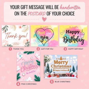 Pode incluir: Uma cole&ccedil;&atilde;o de cinco cart&otilde;es-postais retangulares com v&aacute;rios designs: Thank you, Just for you, Happy Birthday, Pink Christmas e Blue Christmas. O texto no topo diz: YOUR GIFT MESSAGE WILL BE handwritten ON THE POSTCARD OF YOUR CHOICE.