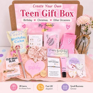 Pode incluir: Uma caixa de presente de papel&atilde;o contendo um saco de pipoca, bijuterias, uma m&aacute;scara labial, meias rosas, uma caneta com glitter, grampos de cabelo, um biscoito em forma de cora&ccedil;&atilde;o, chocolate, uma pulseira e bombas de banho.