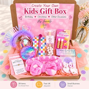 Pode incluir: Uma caixa de presente de papelão com o rótulo Create Your Own Kids Gift Box contendo uma tiara roxa de Birthday Girl, uma bolsa de lantejoulas, um caderno xadrez, uma caneta, uma colher de chocolate quente, protetor labial e uma tiara rosa.