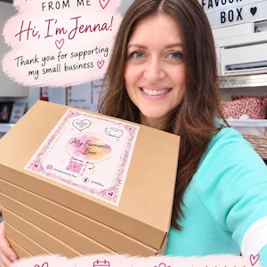 Pode incluir: Uma caixa de envio de papel&atilde;o marrom com uma etiqueta retangular branca contendo o texto My Favourite Box, um c&oacute;digo QR e &iacute;cones de redes sociais. A etiqueta &eacute; decorada com padr&otilde;es florais rosa e pequenas ilustra&ccedil;&otilde;es de cora&ccedil;&otilde;es.