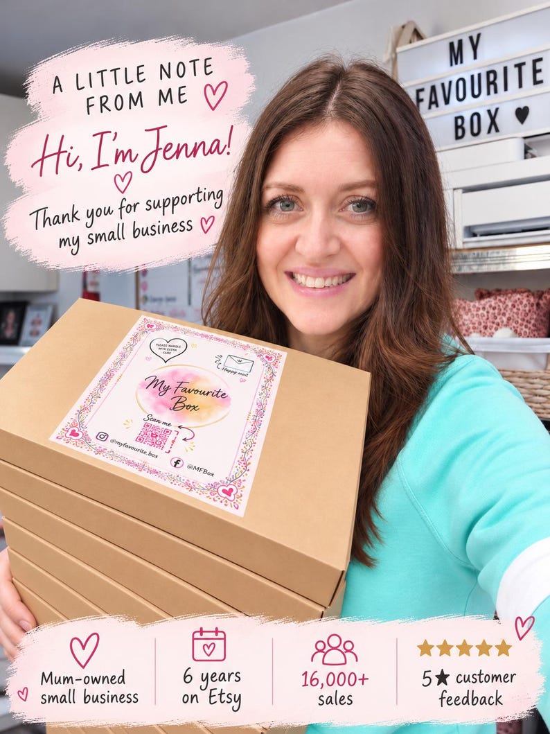 Pode incluir: Uma caixa de envio de papel&atilde;o marrom com uma etiqueta retangular branca contendo o texto My Favourite Box, um c&oacute;digo QR e &iacute;cones de redes sociais. A etiqueta &eacute; decorada com padr&otilde;es florais rosa e pequenas ilustra&ccedil;&otilde;es de cora&ccedil;&otilde;es.