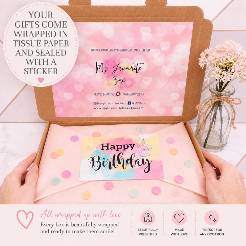 Pode incluir: Uma caixa de presente de cart&atilde;o castanho com a tampa aberta apresentando um padr&atilde;o de cora&ccedil;&otilde;es cor-de-rosa e o texto My Favourite Box. No interior, papel de seda cor-de-rosa claro cobre o conte&uacute;do com um cart&atilde;o de Happy Birthday. Um vaso de vidro com flores cor-de-rosa est&aacute; ao lado.