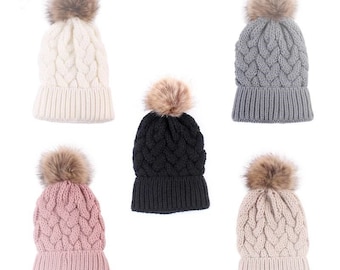 Chapeau à pompon tricoté par câble – Bonnet adulte en tricot épais avec pompon en fausse fourrure