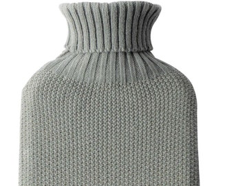 Wärmflasche in voller Größe mit grauem gestrickten 'Pullover'