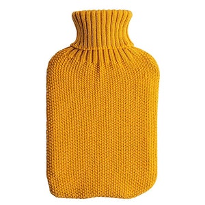 Bouillotte pleine grandeur avec pull tricoté jaune moutarde