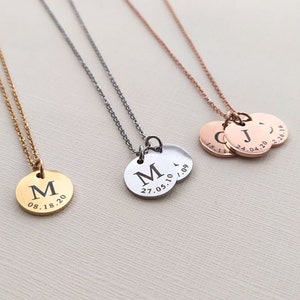 Colar com inicial e data, colar com disco inicial duplo, colar com 2 iniciais, presente de bebê para a mãe, presente de dia das mães, presentes para a mãe