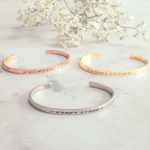 Puede incluir: Tres pulseras de oro, plata y oro rosa con coordenadas grabadas. Las coordenadas son 52&deg; 39'31.788" N 8&deg; 38 17.52", 53 20 59.2944" N 6&deg; 15&deg; 37.116 W y 51&deg;30' 26.4636" N 0&deg;7 39.9288" W.