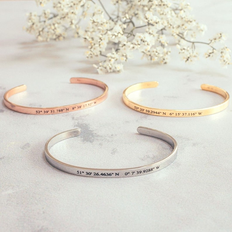 Puede incluir: Tres pulseras de oro, plata y oro rosa con coordenadas grabadas. Las coordenadas son 52&deg; 39'31.788" N 8&deg; 38 17.52", 53 20 59.2944" N 6&deg; 15&deg; 37.116 W y 51&deg;30' 26.4636" N 0&deg;7 39.9288" W.